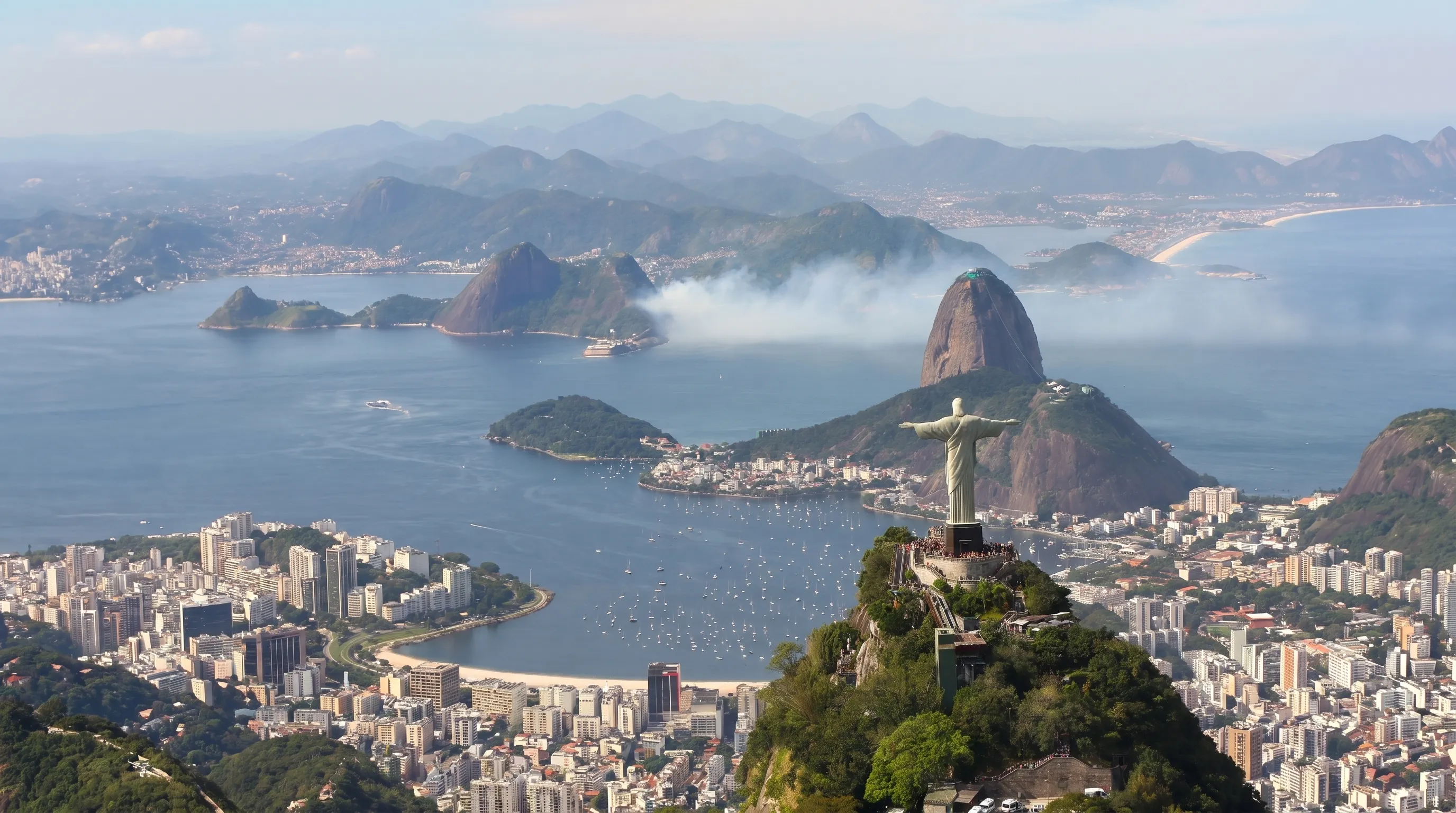 Vista aérea do Rio de Janeiro com o Cristo Redentor e o Pão de Açúcar ao fundo